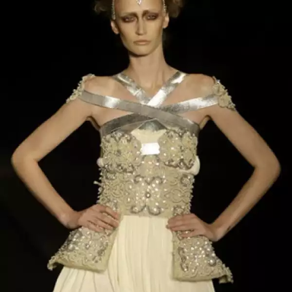 Fause Haten presentó una colección con mucha atención al detalle, mezcla de estructuras rígidas con suaves, diseños femeninos con texturas y telas como el tul, el satén y decorados con piedras.