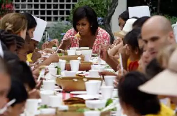 Finalmente, la señora Obama y los niños comieron juntos lo que habían recogido y preparado.