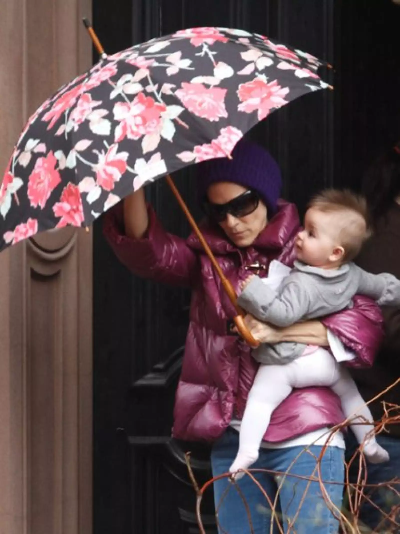 Sarah Jessica Parker se cubre de pies a cabeza y prefiere un diseño floreado.