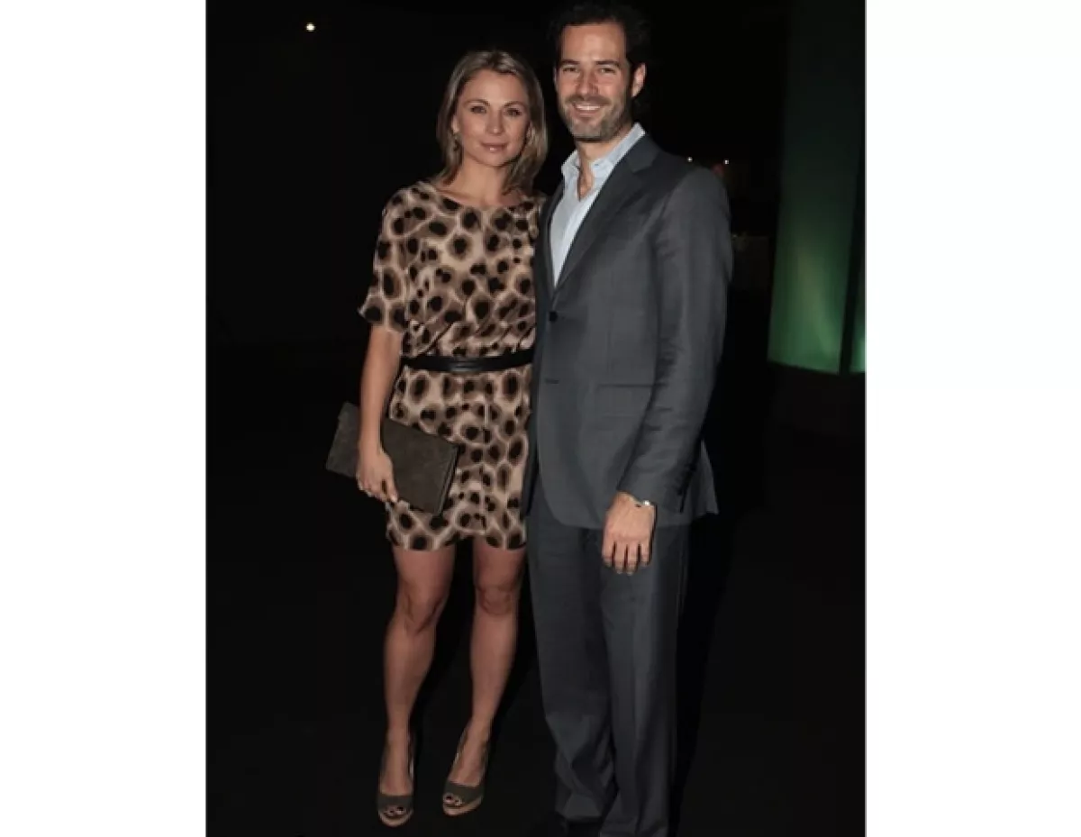Ambos son bien parecidos por ello son una de las mejores parejas del mundo social.