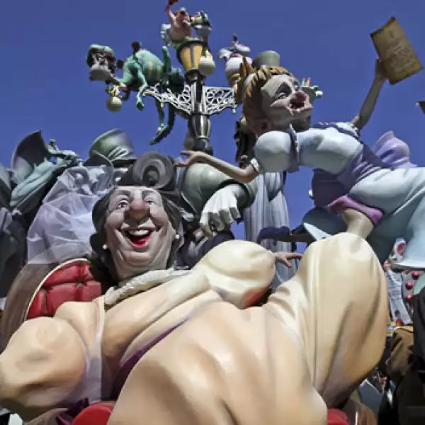 Caricaturas de cartón satirizan la realidad española y mundial en Valencia