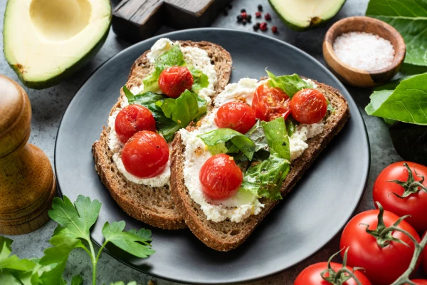 Toast de jitomate con queso de cabra
