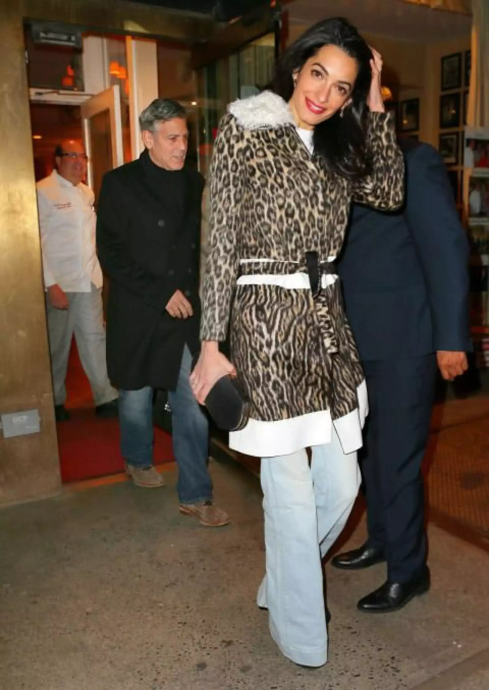 Amal Clooney con un abrigo de Giambattista Valli durante una date con George en NYC.