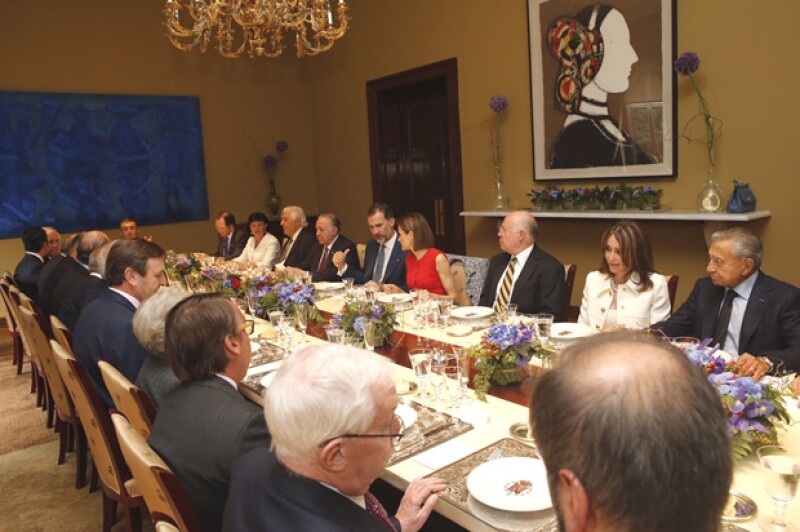 Don Felipe y Doña letizia durante el almuerzo en la Embajada española en México.