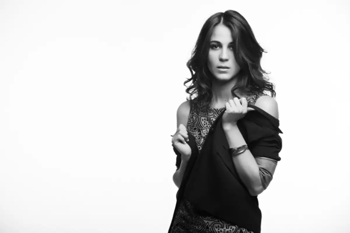 Cassandra Ciangherotti posó en el estudio de Grupo Expansión para Quién.com. Maquillaje por Alfonso Durán para Revlon Professional. Peinado por Ariel Farfan para Revlon Professional. Uñas Jessica Nails tono Sharktooth de la colección Coral Symphony.