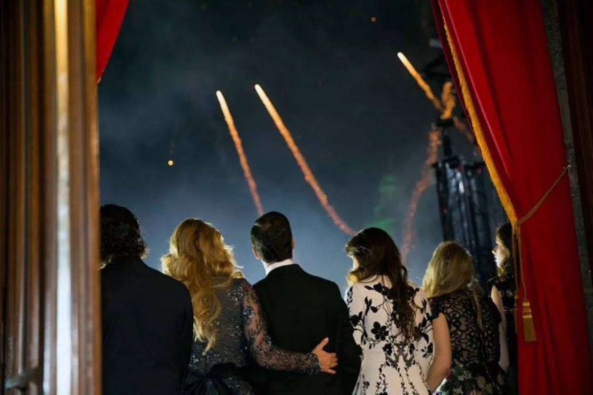 El cinturón satinado con el que la Primera Dama le dio un toque distinto a su look.