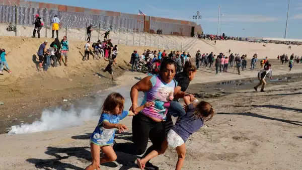 inmigrante - Inmigrante con camiseta de Frozen - Fronzen