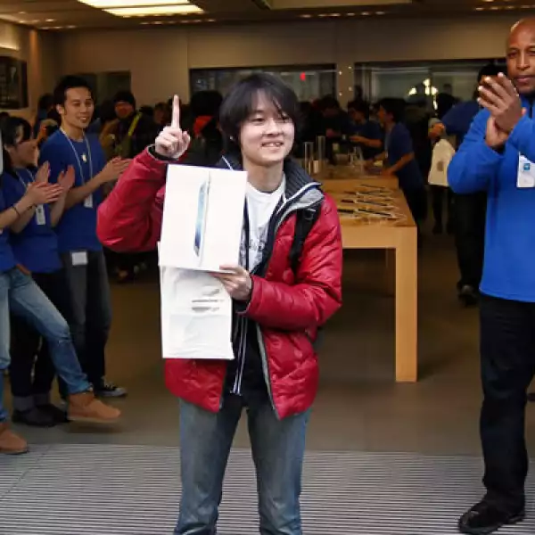 La popular ‘tablet’ de Apple sale a la venta este viernes y usuarios de varias partes del mundo hicieron fila en distintas tiendas para ser de los primeros en poseer el nuevo equipo. En la imagen, Ryu Watanabe, el primer comprador en la tienda de Ginza, e