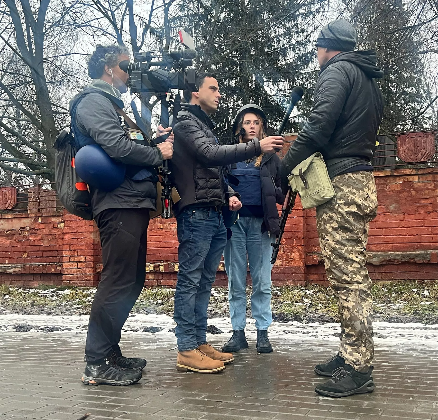 La periodista de Fox News Oleksandra "Sasha" Kuvshynova, que fue asesinada en Ucrania, trabaja con sus colegas Pierre Zakrzewski y Trey Yingst. 