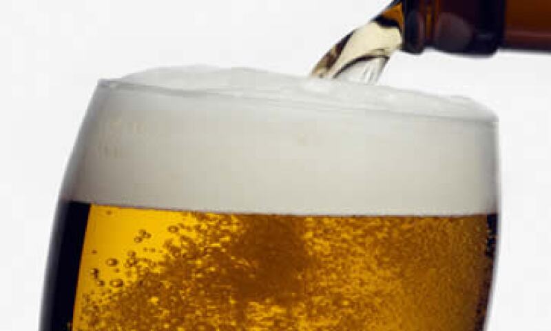 En 2012, Anheuser-Busch InBev acordó la adquisición del 50% que no posee de Grupo Modelo por 20,100 millones de dólares. (Archivo)