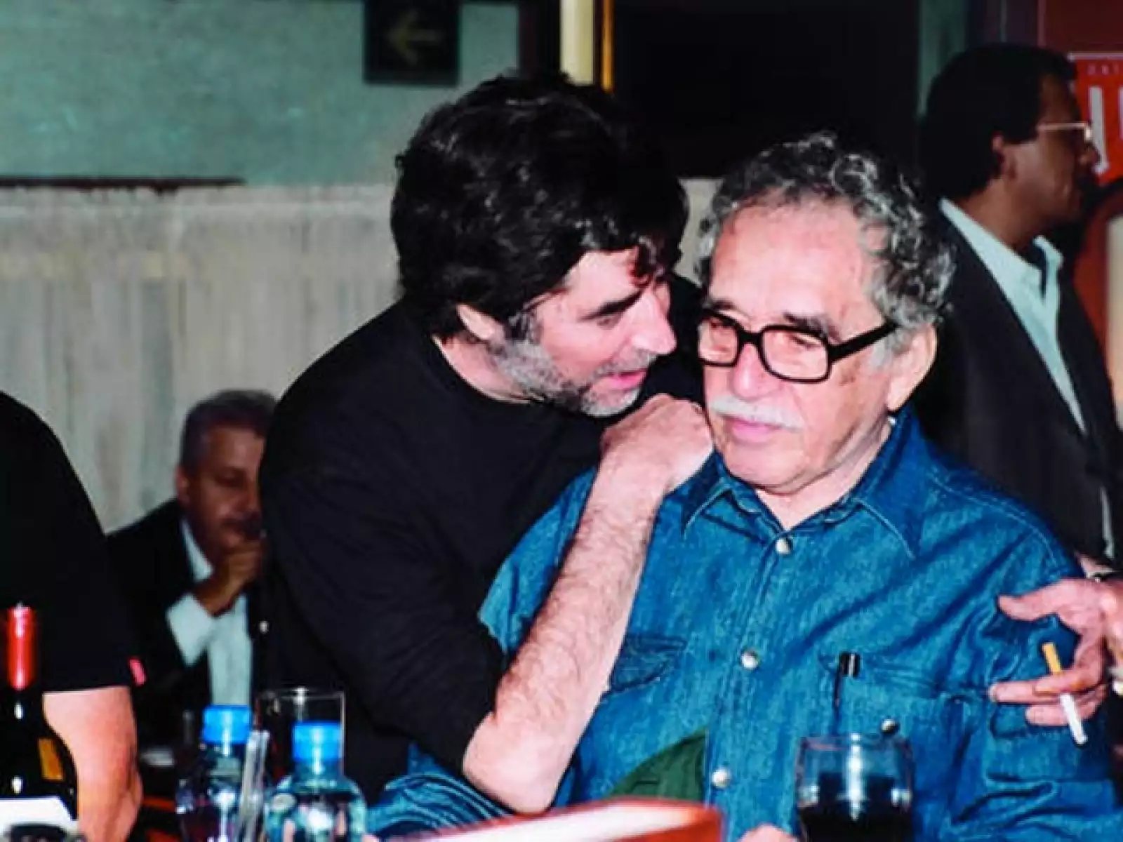 Aquí a la edad de 76 años en 2004 durante una bohemia en Piano Bar Siqueiros en la Ciudad de México, al oído le habla Joaquín Sabina.