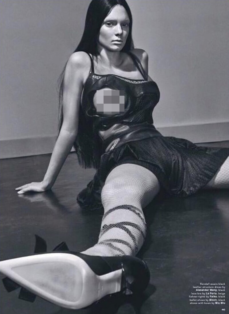 Con un pelo más largo, las cejas decolaradas y un outfit total black, Kendall luce mayor de lo que en realidad es.