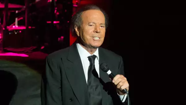 Julio Iglesias enfrenta demanda por agresiones sexuales en España