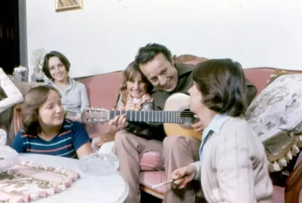 Chespirito en 1980 en casa junto a cuatro de sus cinco hijas: Teresa, Graciela, Cecilia y Marcela.