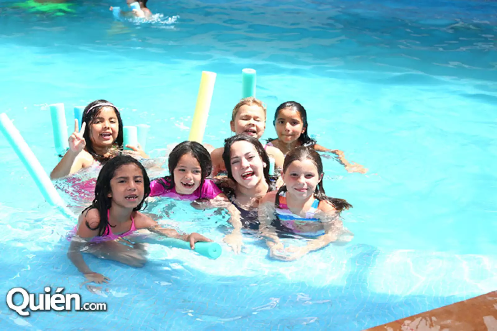 Mariana González, Paulina Colorado y Sofía Bortolin (arriba); Valentina Pérez, Camila García, Daniela Mendoza y María Luisa Ablanedo (abajo)