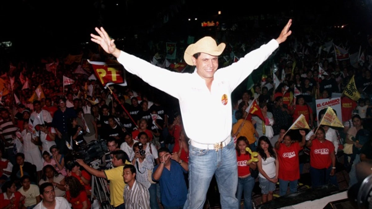 greg sanchez en un acto politico y con sombrero vaquero