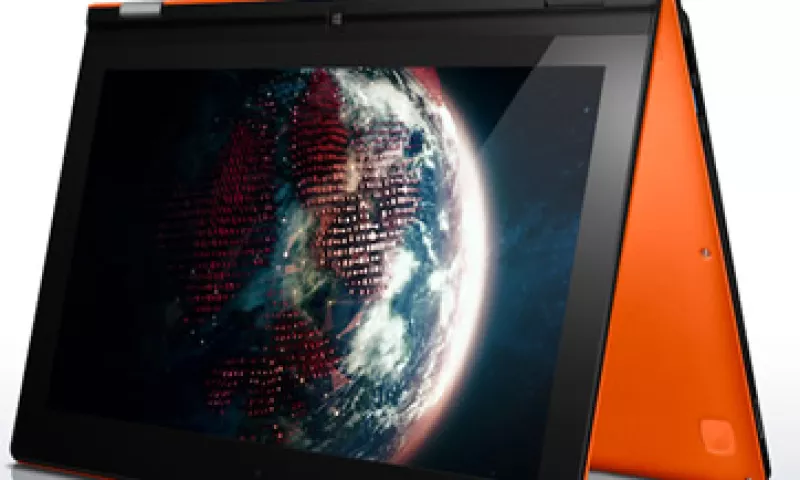 La laptop IdeaPad Yoga, de Lenovo, es una notebook que se convierte en tableta con sistema operativo Windows 8. (Foto: Cortesía Fortune)