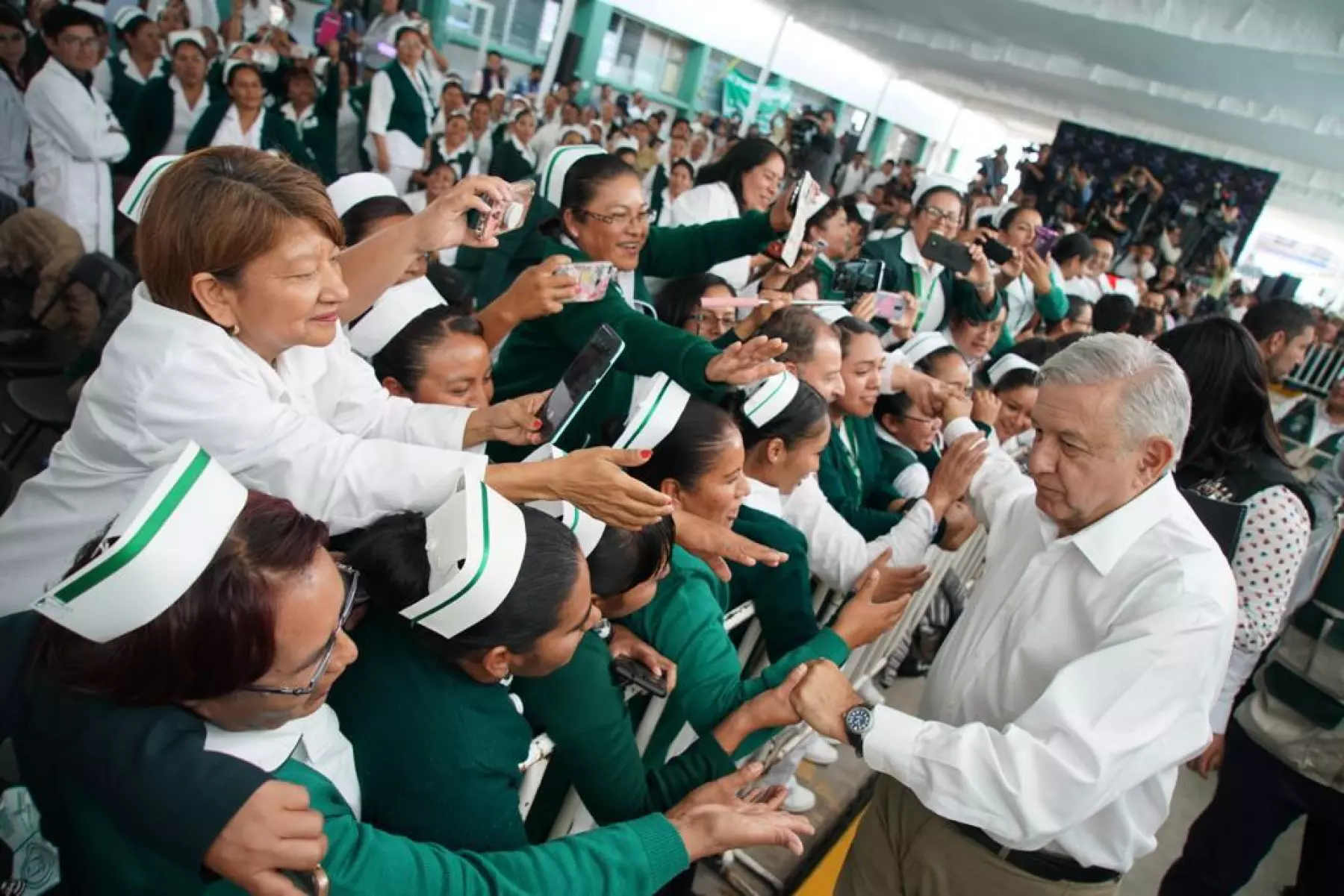 AMLO y enfermeras