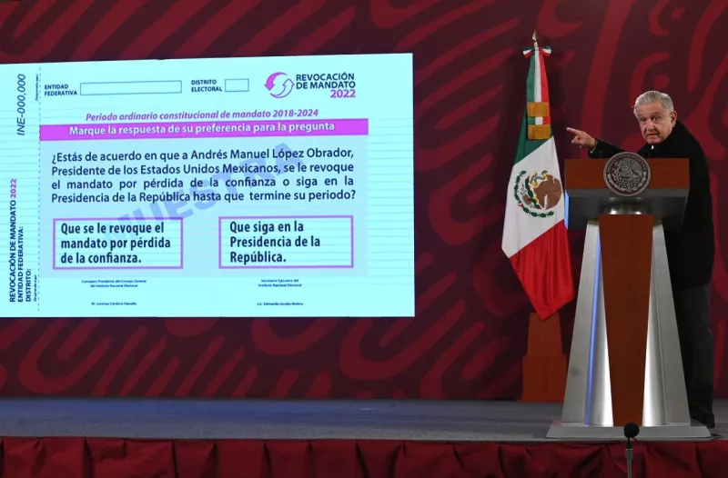 Andrés Manuel López Obrador, presidente de México, muestra la pregunta que se le realizará a la gente que participe en la Revocación de Mandato el próximo 10 de abril.
