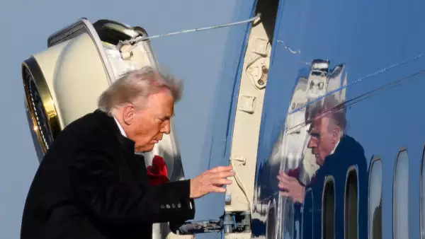 El presidente de los Estados Unidos, Donald Trump, aborda el Air Force One antes de salir del Aeropuerto Metropolitano del Condado de Detroit en Romulus, Michigan, el 13 de enero de 2026. Trump regresa de hablar con el Club Económico de Detroit en Detroit, Michigan, y de una visita a una planta de producción de Ford.