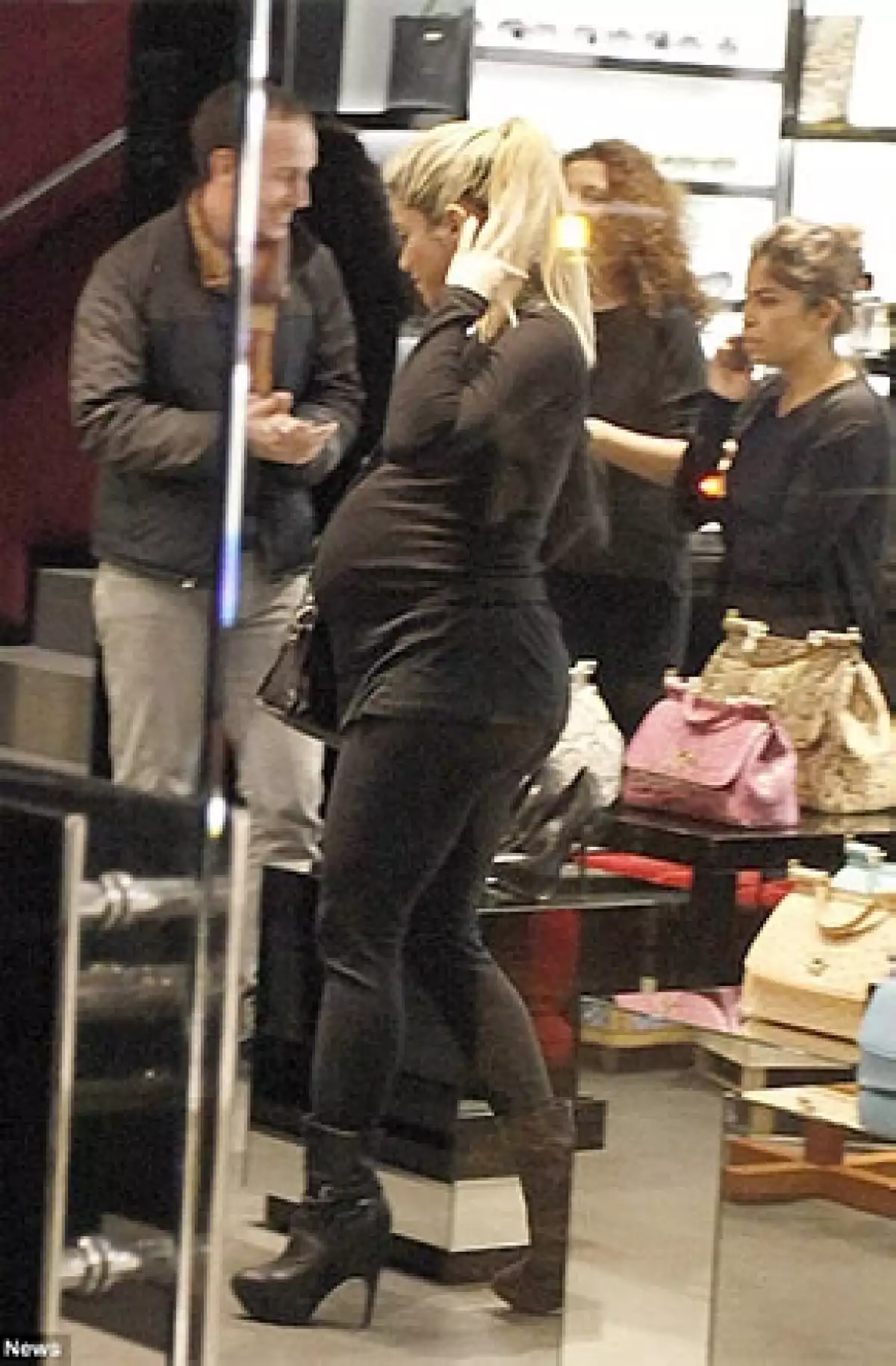 Al parecer la pancita no es un obstáculo para la cantante, por lo que se mantiene activa y de `shopping´ por las tiendas de Barcelona.