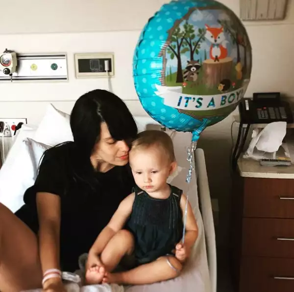 La pequeña Carmen recibiendo a su nuevo hermano.