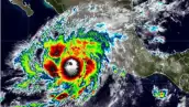 Imagen satelital del huracán Simón sobre el océano Pacífico, frente a las costas de México.