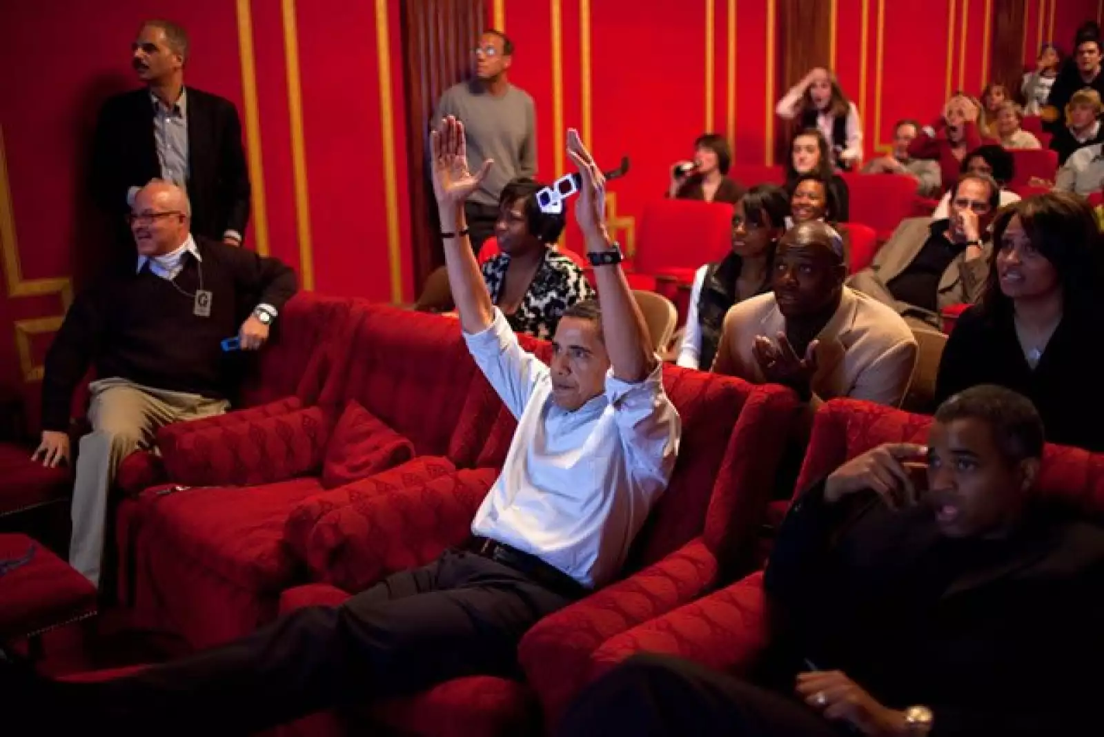 Obama sostiene unos lentes de tercera dimensión mientras observa el Super Bowl en el teatro familiar de la Casa Blanca. Entre los invitados estaban familiares, amigos y miembros de su staff.