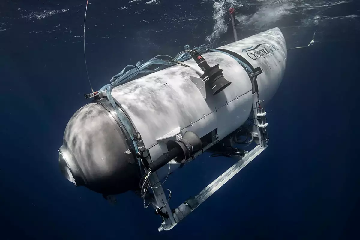El sumergible Titán, operado por OceanGate Expeditions para explorar los restos del SS Titanic hundido frente a la costa de Terranova, se sumerge en una fotografía sin fecha.