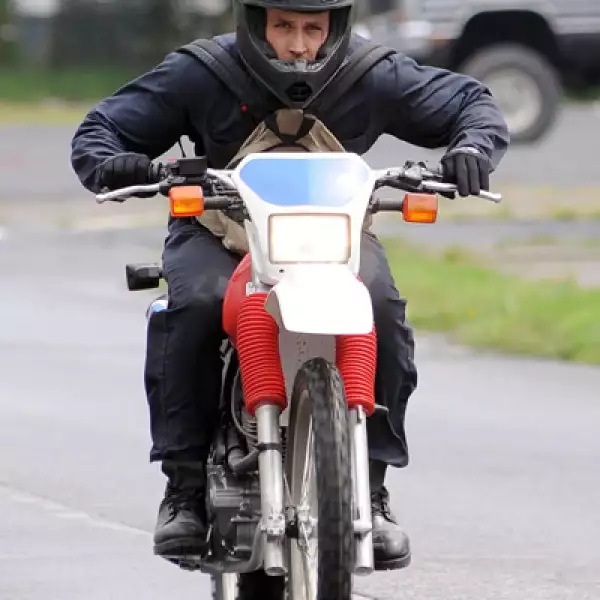 Este actor tuvo que aprender a andar en moto para su papel en la película ` The Place Behind the Pines´. Ryan Gosling quiso hacer todas las escenas.