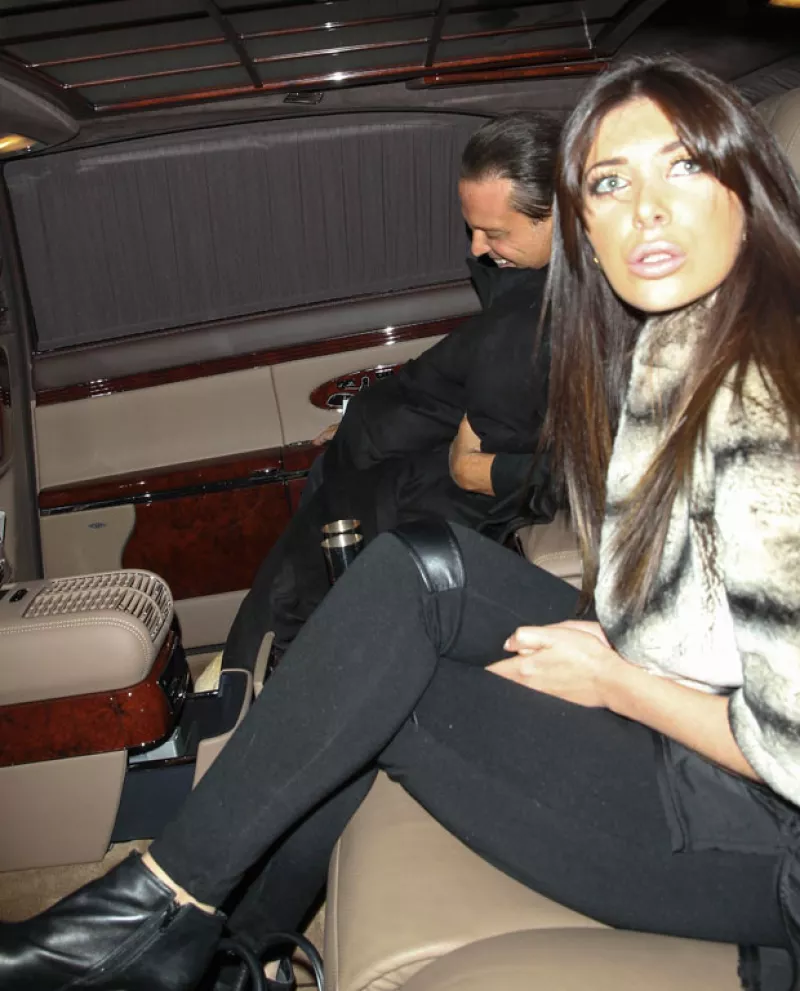 Justo antes de las vacaciones decembrinas, el cantante fue captado a las afueras de un restaurante con Brittny Gastineau, quien fuera su novia en 2012.