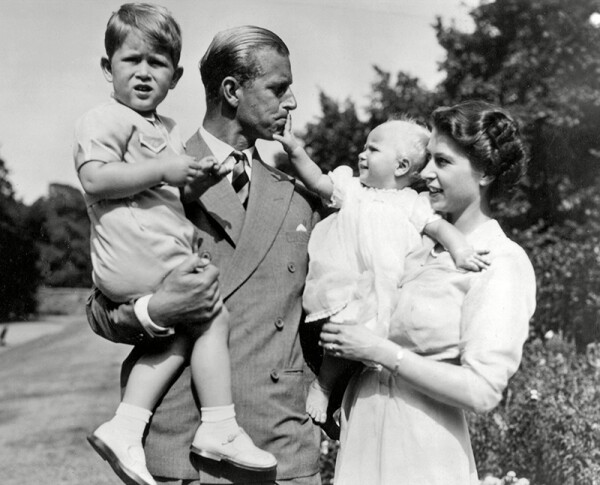Principe Felipe El Fiel Companero De La Reina Isabel Ii