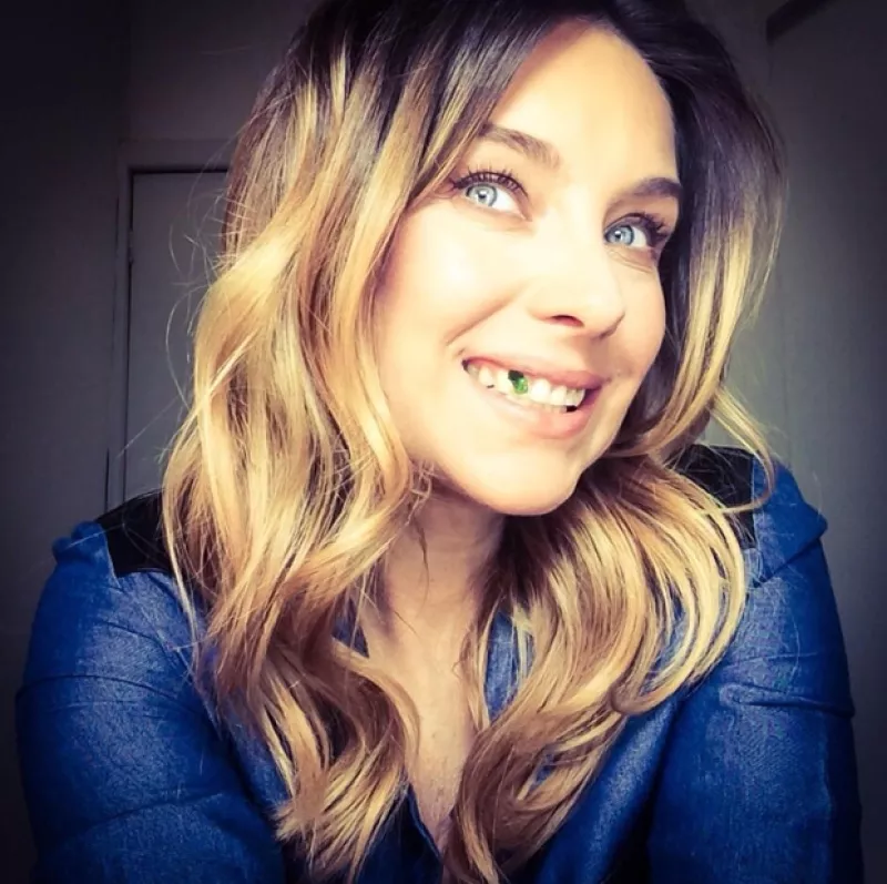 De muy buen humor y segura de su apariencia la actriz que ayer cumplió 42 años publicó en su Twitter una foto imitando el incómodo y clásico "tienes algo en los dientes".