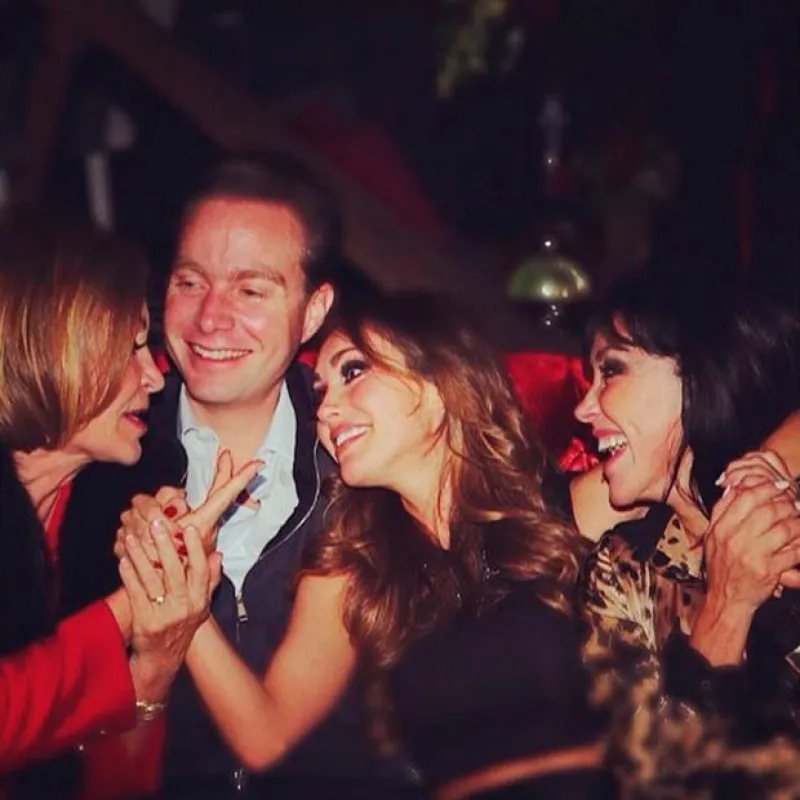 La cantante compartió en Instagram una fotografía en la que vemos a los futuros esposos pasando un gran momento junto a Leticia Coello Garrido (mamá de Manuel) y Marichelo Portilla (mamá de Anahí).