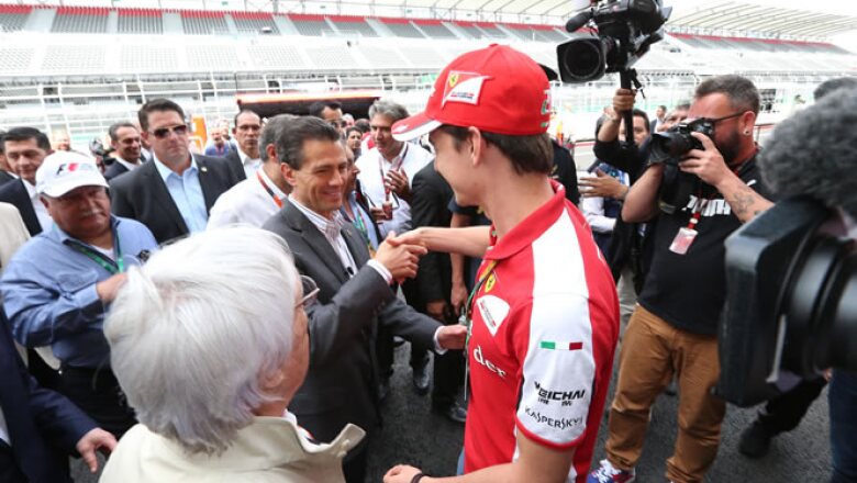 El piloto mexicano de la escudería Ferrari saludó al mandatario durante su recorrido.