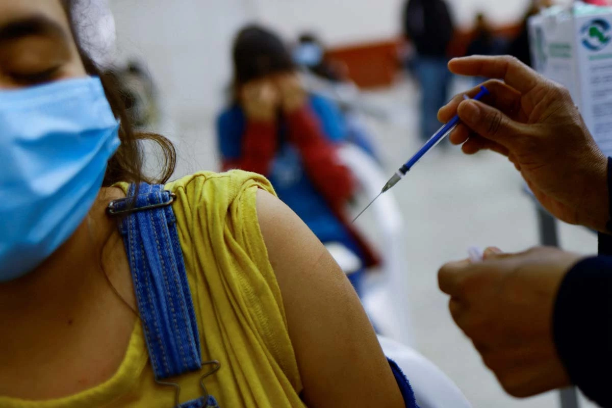 Vacuna refuerzo 18 a 29 cdmx (Una joven se vacuna contra covid-19)