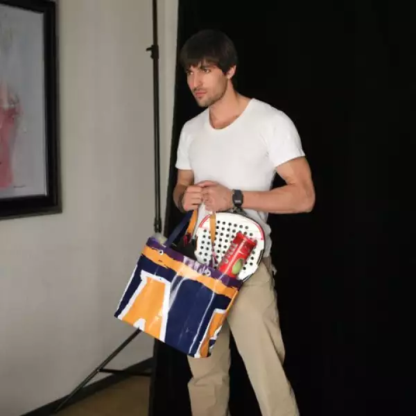 Osvaldo de León, pareja de Ceci Suárez, modeló las bolsas con artículos deportivos.