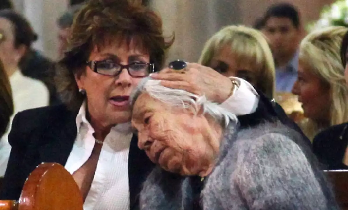 Laura Zapata con su abuela, Eva Mange durante la misa en honor a Yolanda Miranda.