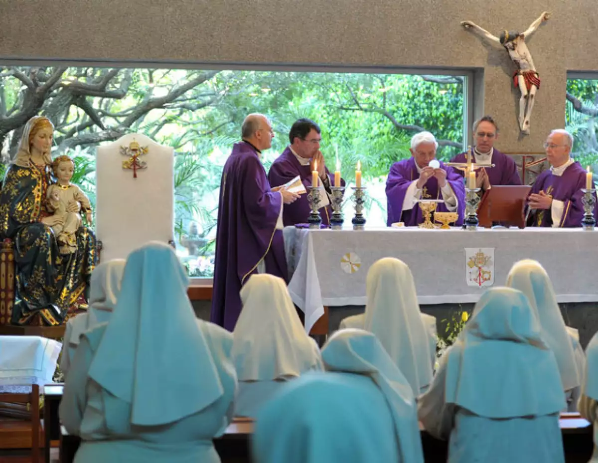 En la Capilla del Colegio Miraflores, el Santo Padre se reunió con las religiosas de la congregación Esclavas de la Santísima Eucaristía y de la Madre de Dios.