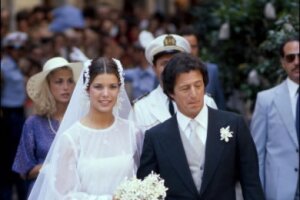 Aunque su primer matrimonio haya sido un fracaso, nadie olvidará a una guapísima Carolina fresca, joven y con aires bohemios caminando hacia al altar con Philippe Junot.