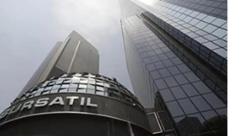 En la Bolsa mexicana, las acciones de Soriana, Comerci y otras empresas caen debido a que saldrán del IPC. (Foto: Reuters)