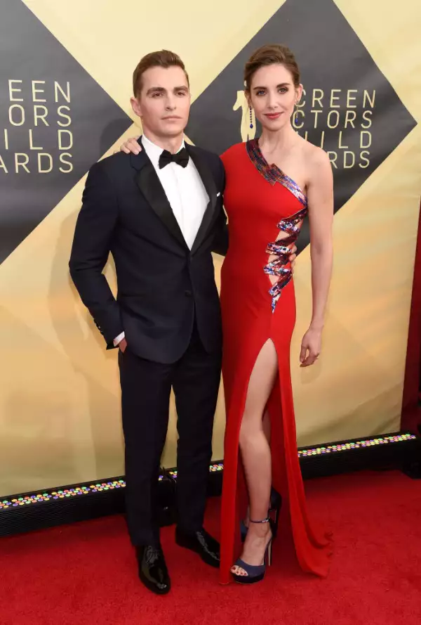 Alison Brie y Dave Franco durante la alfombra roja de los SAG Awards