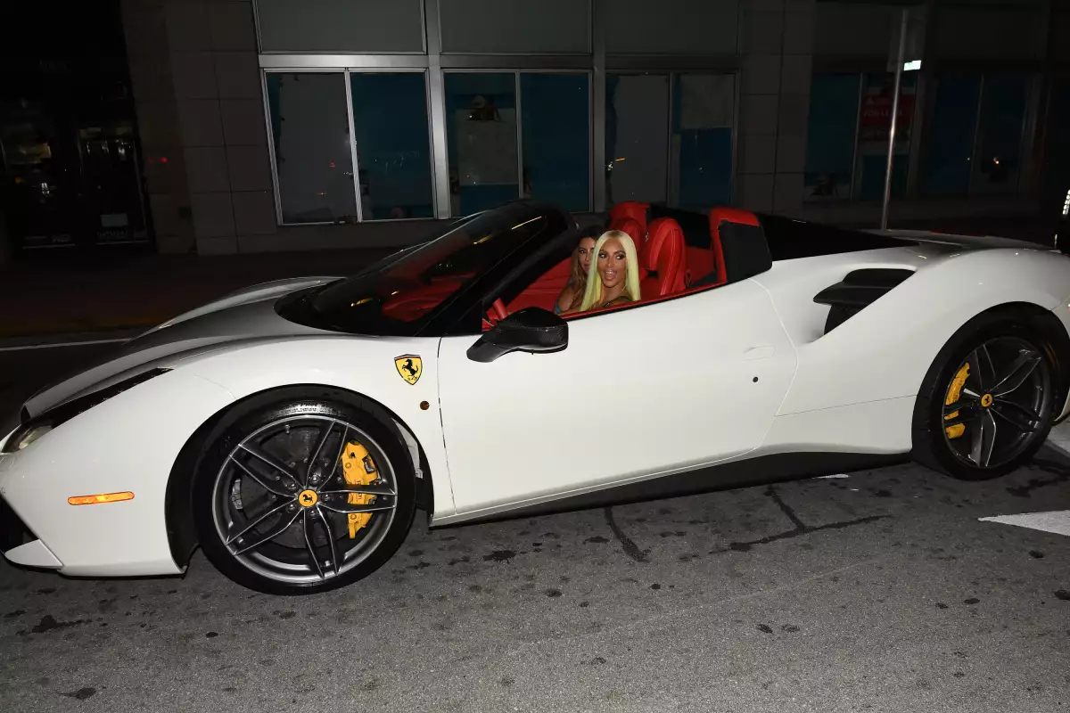 El Ferrari que Kim Kardashian recibió en su boda número d