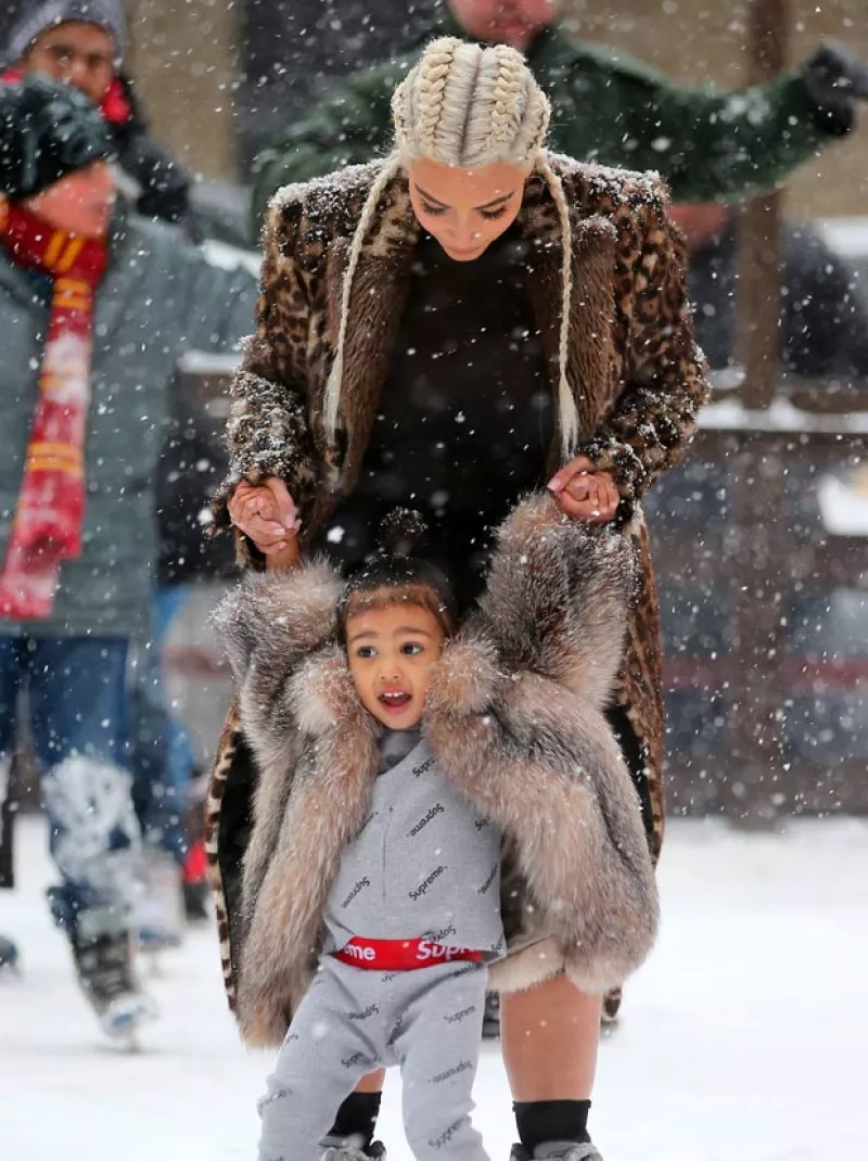 La estrella de televisión hizo un espacio en su ocupada agenda para llevar a su hija a patinar en hielo en Nueva York, donde ambas se divirtieron.