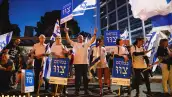 Los manifestantes sostienen banderas israelíes durante una manifestación contra el primer ministro israelí, Benjamin Netanyahu, y la reforma judicial de su gobierno de coalición nacionalista, en Tel Aviv. (Foto: REUTERS/Corinna Kern)