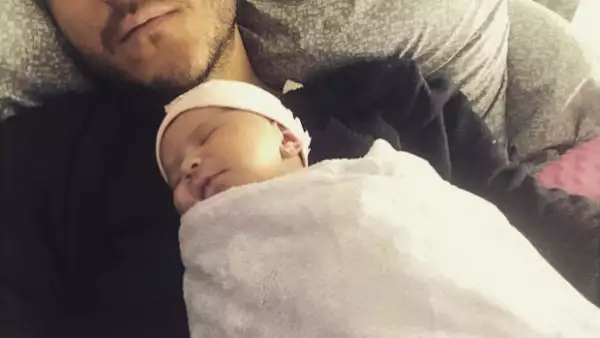 Como buen músico, el vocalista de Motel no desaprovecha la oportunidad para dedicar su talento a Martina, su recién nacida, quien ha venido a cambiar la vida del cantante y su esposa Manne Felici.