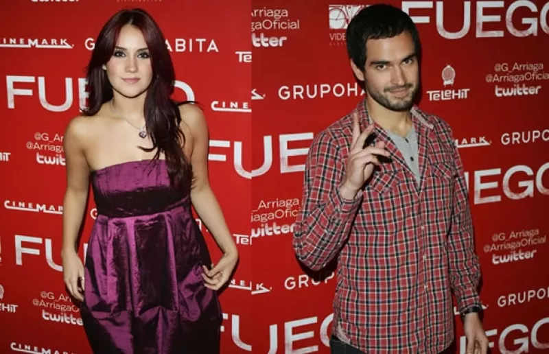 El cineasta, acompañado por los actores Chema Yazpik y Tessa Ia desfiló ayer por la alfombra roja de un cine en Reforma para presentar el primer largometraje que dirige.