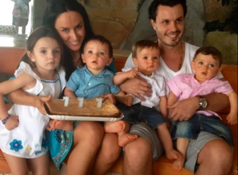 Inés y Javier con sus cuatro hijos.