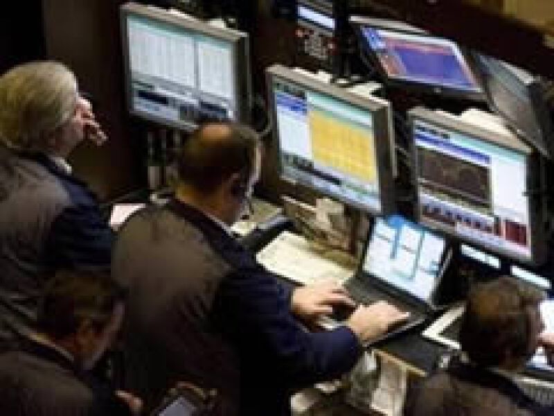 Las acciones estadounidenses operan a la baja a media jornada del lunes. (Archivo)