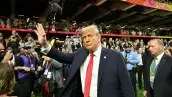 El presidente de los Estados Unidos, Donald Trump, visita el campo antes del inicio del Super Bowl LIX entre los Kansas City Chiefs y los Philadelphia Eagles en Caesars Superdome en Nueva Orleans, Luisiana, el 9 de febrero de 2025.